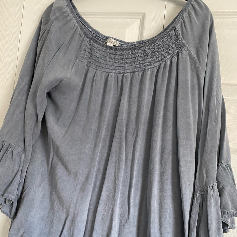Flowy blouse with flared 3/4 arms. Scoop neck. Size large